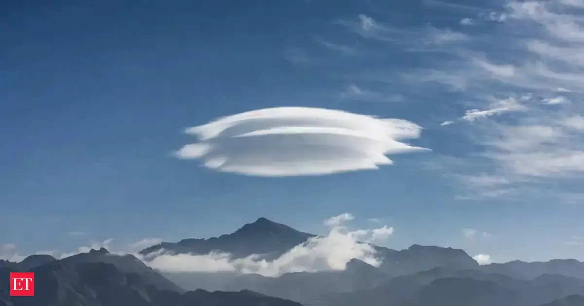 Why Certain “Clouds” Look Like Perfect UFOs: The Science of Lenticular Formations