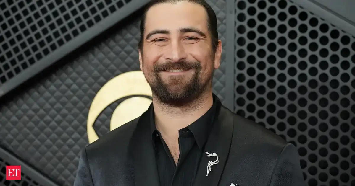 How to grab Noah Kahan’s “The Great Divide” tour tickets: Presale, general, and affordable front porch seats