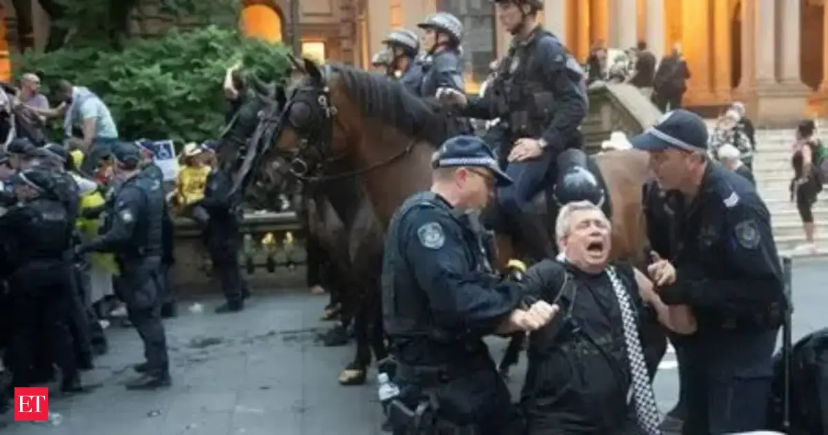 ‘Death to Herzog’: Anti-Herzog graffiti surfaces on a Melbourne University wall as Israeli president faces pro-Palestine protests during Australia visit; watch video