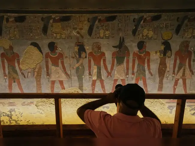 一名遊客在埃及南部城市盧克索的帝王谷拍攝阿蒙霍特普三世的陵墓，阿蒙霍特普三世於西元前1390年至西元前1350年統治古埃及。 （圖片僅供參考）