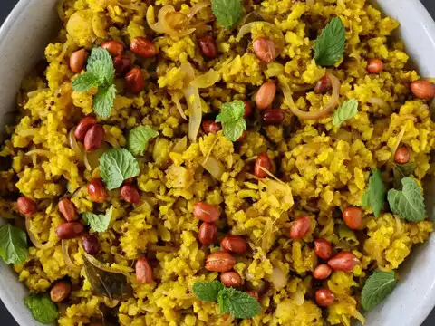Poha with Peanuts and Extra Veggies