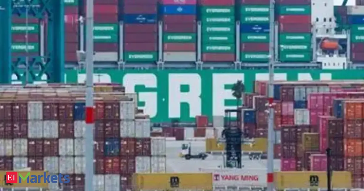 US trade deficit in goods widens to new record in 2025