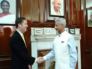 India's Oil Strategy: US Envoy Cites Russian Import Decline, Venezuela Talks | Quick Digest