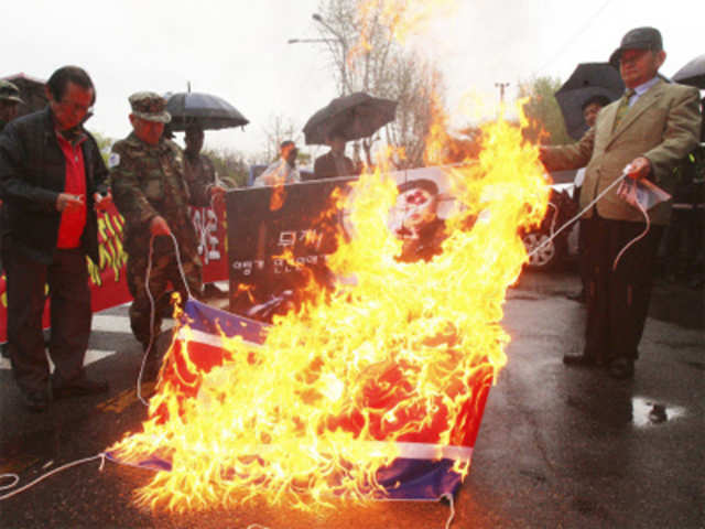 South Koreans burn North Korean flag