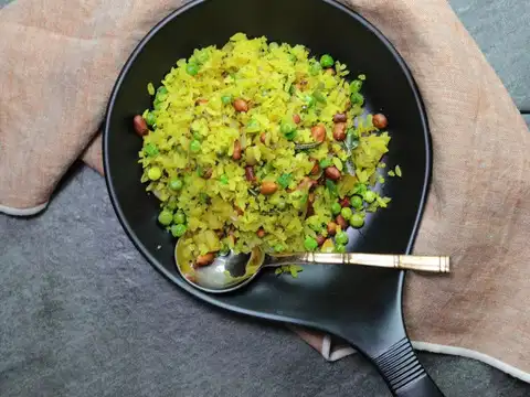 Masala Poha with Crunchy Peanuts