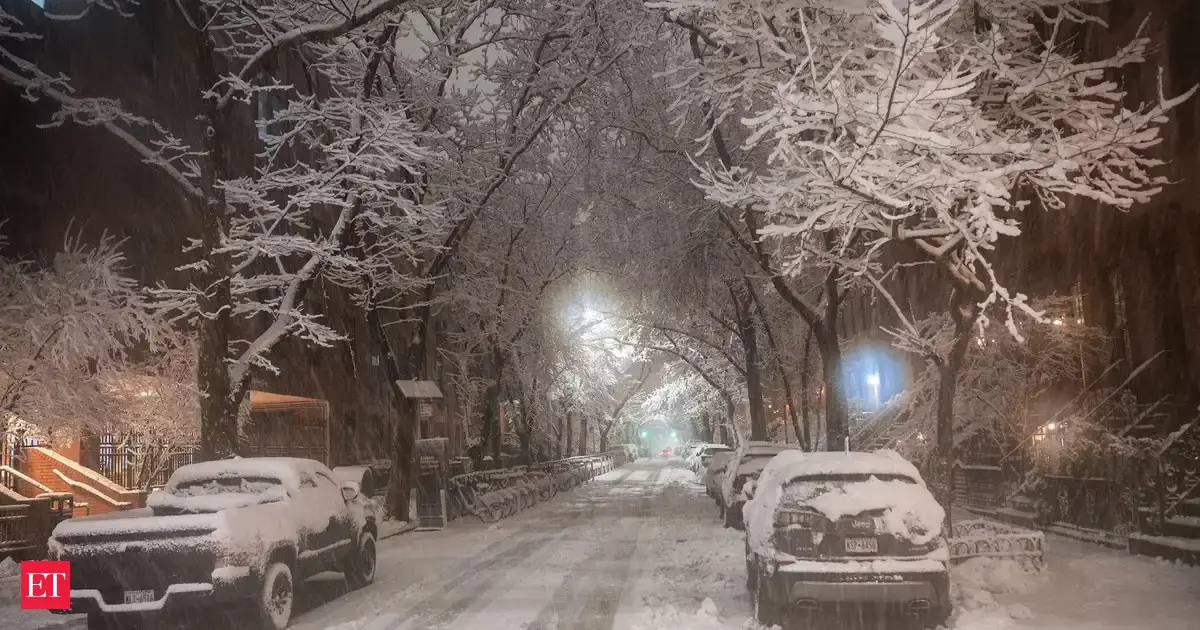 Storm paralyzes travel in US, forcing more than 8,000  flight disruptions