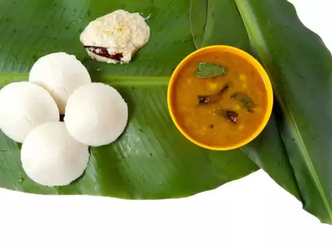 Steamed Idli with Coconut Chutney