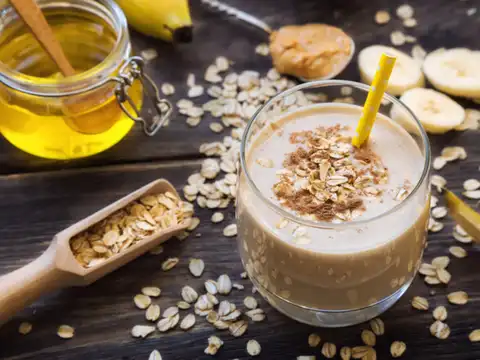 Oats, Peanut Butter, and Banana Smoothie