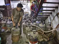 LPG shortage shuts Mumbai restaurants as 20% kitchens run out of cooking gas
