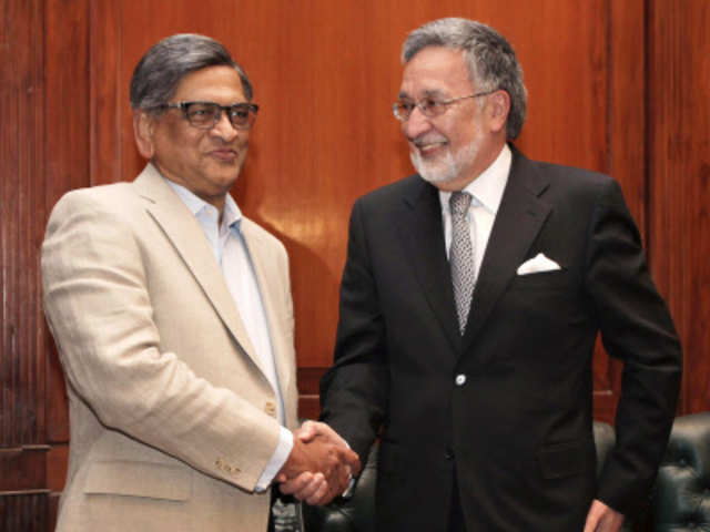Foreign Minister SM Krishna shakes hand with Afghan counterpart