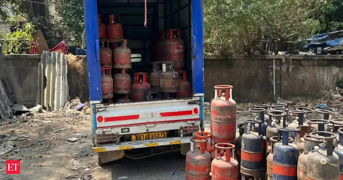 Mumbai: Food Distribution Department seizes over 100 LPG cylinders from black market sellers in Worli
