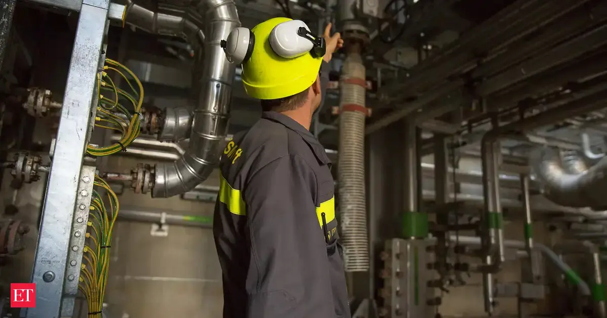 Oil cos weigh refinery price freeze; move may hit MRPL, CPCL