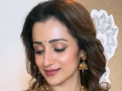 How subtle makeup and styling completed the look