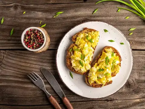 Egg and Spinach Scramble with Toast