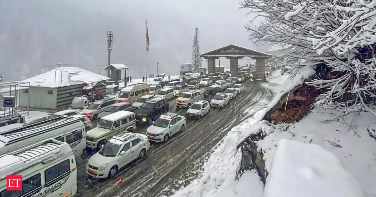 Manali Horror: Over 1,000 vehicles stuck, tourists spend 20 hours in freezing cold near Atal Tunnel