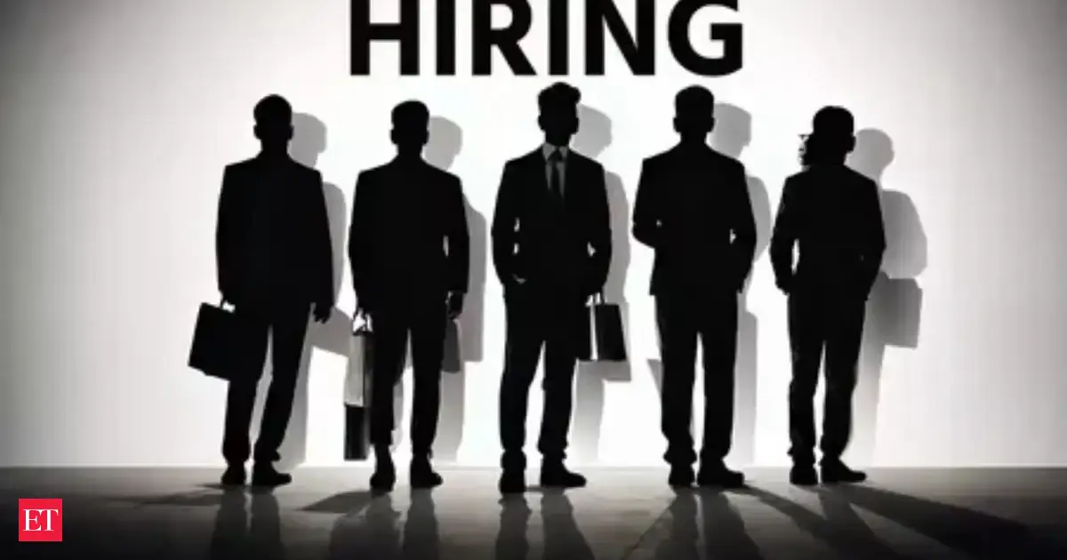 US job market steady as unemployment claims fall