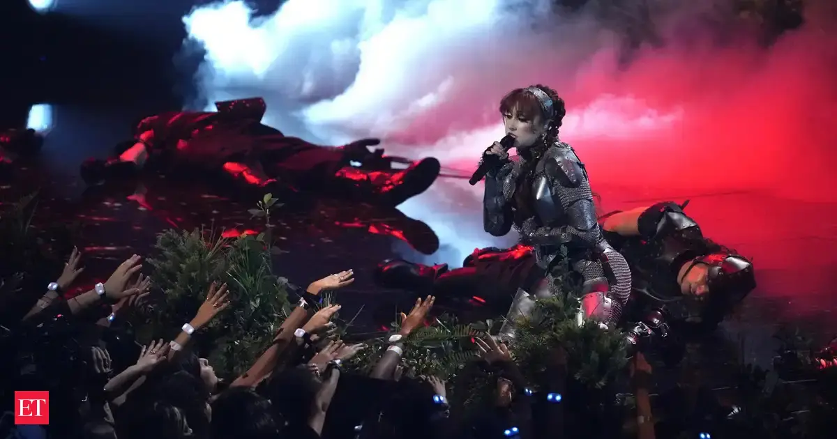 Chappell Roan thanks her security during Lollapalooza show after they allegedly made Jude Law’s 11-year-old daughter cry