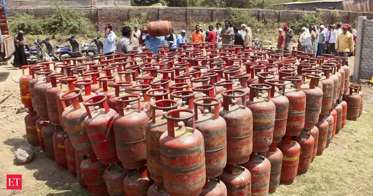 Migrant labourers of Surat returning home due to LPG shortage