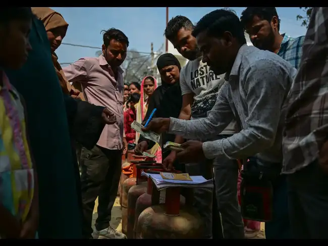 LPG Cylinder Shortage In Lucknow As The Iranian War Continues