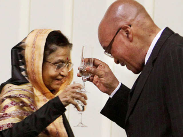 President Pratibha Patil raises a toast with her S African counterpart