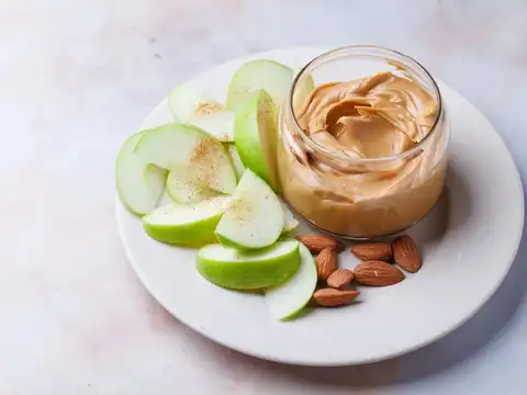 Almond Butter and Apple Crisp Smoothie