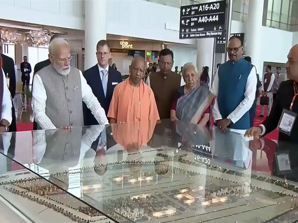 https://img.etimg.com/thumb/msid-129857366%2Cwidth-1200%2Cheight-900%2Cresizemode-4%2Cimgsize-120986/noida-jewar-international-airport-inauguration-live-updates-flights-date-time-pm-narendra-modi-news-today.jpg