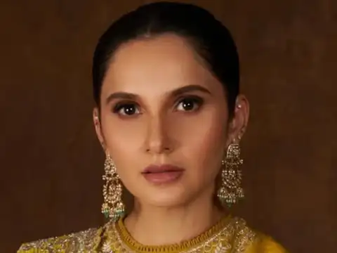 ​Sleek hair and soft glam makeup