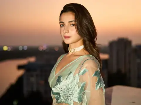 Statement jewellery makes the difference - Struggling to find a graceful  yet modern saree look? Alia Bhatt's mint green style is pure inspiration