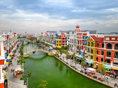 Explore the Old Quarter in Hanoi