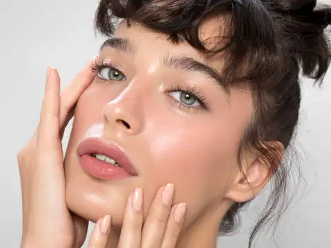Minimal makeup is the real glow trend