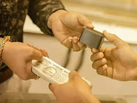 Markets down, mutual funds bleeding? Borrow against gold instead of locking in losses
