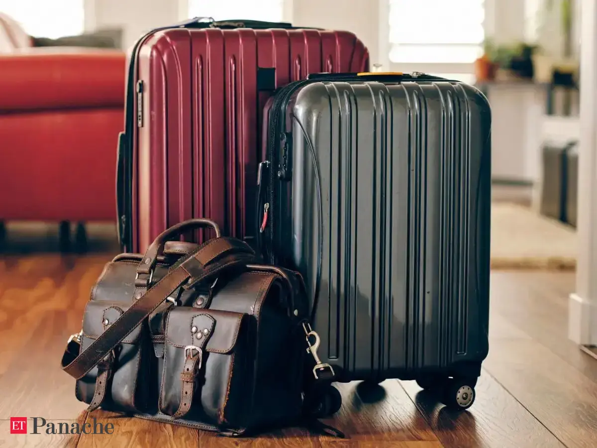 Travel luggage warning: One popular suitcase colour can make you an easy target and risk safety