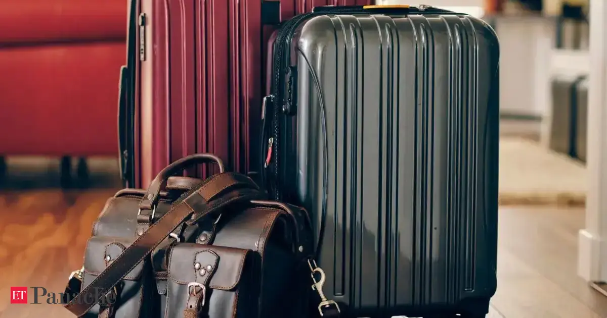 Travel luggage warning: One popular suitcase colour can make you an easy target and risk safety