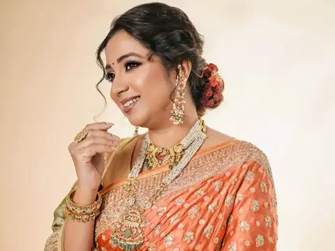 Hairstyle completes the traditional vibe