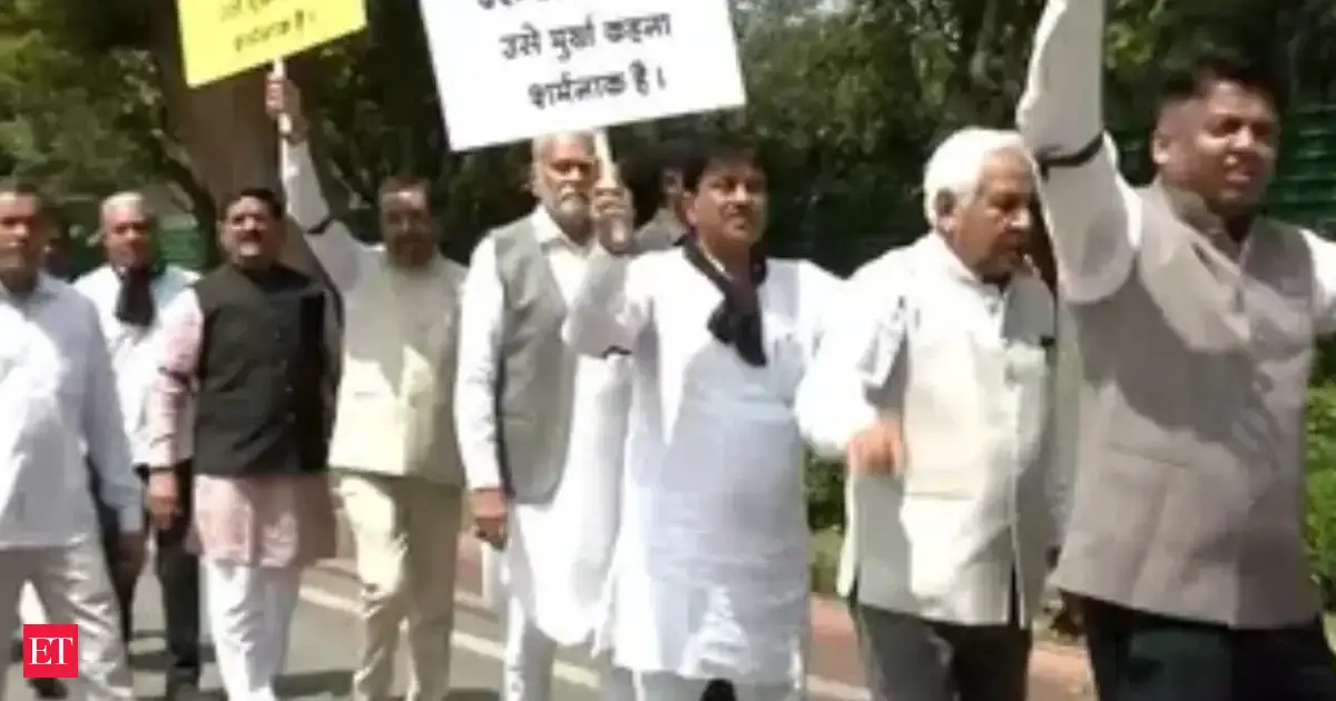 Gujarati groups protest outside Delhi Congress office over Kharge's remark