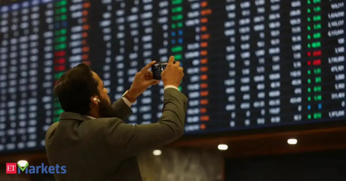 Pakistan’s stock market plunges, KSE100 index drops 3,800 points on fading ceasefire hopes