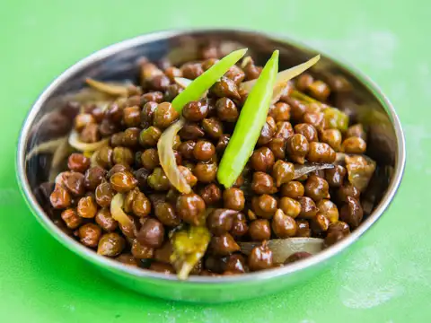 Stir-fried kala chana
