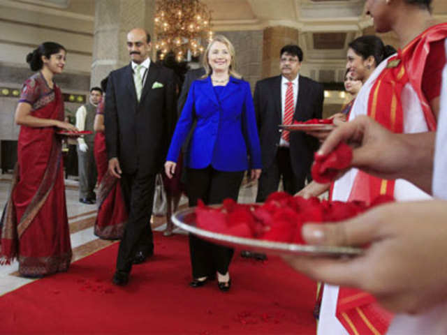 Clinton leaves the Taj Hotel in Kolkata