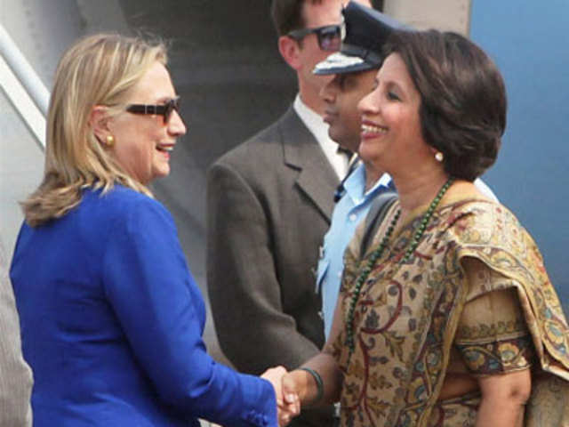 Clinton shakes hands with Nirupama Rao