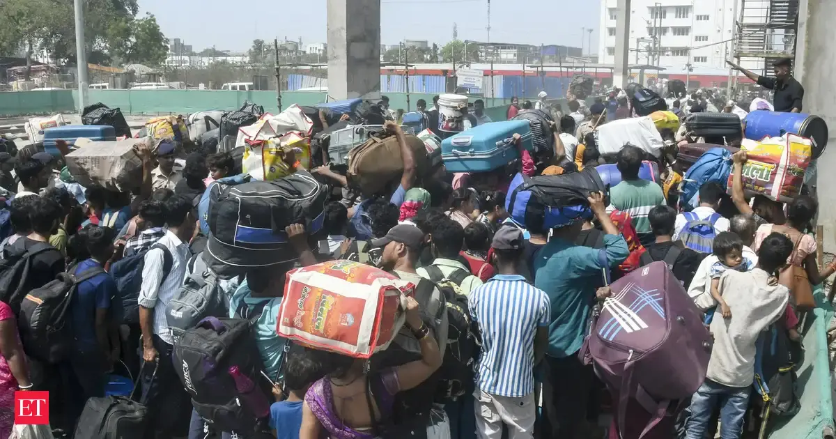 Chaos breaks out at Surat's Udhna Railway Station as passengers complain of long queues, scorching heat & lack of facilities