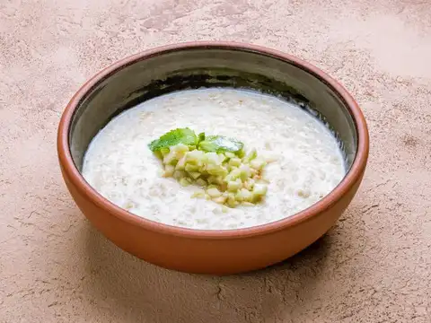 Dahi-Oats with Seasonal Fruits
