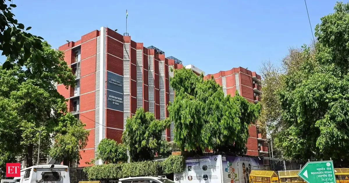 Poll seizures in Tamil Nadu, West Bengal cross Rs 1,000 crore mark