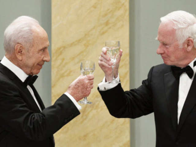Israel's President Peres toasts with Canada's Governor General Johnston