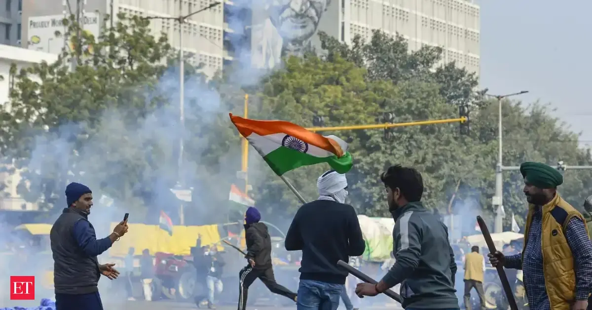 Manipur: Thousands of protesters clash with police during march to CM's ...