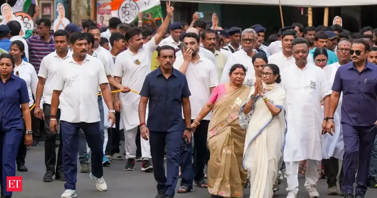 Mamata visits polling booths in her Bhabanipur constituency