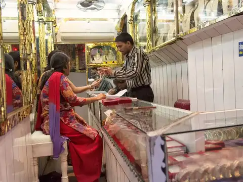 Never walk into a jewellery shop for a gold loan