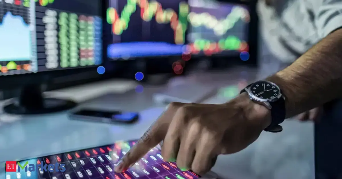 Metals, PSU banks drag markets down amid currency weakness and global uncertainty