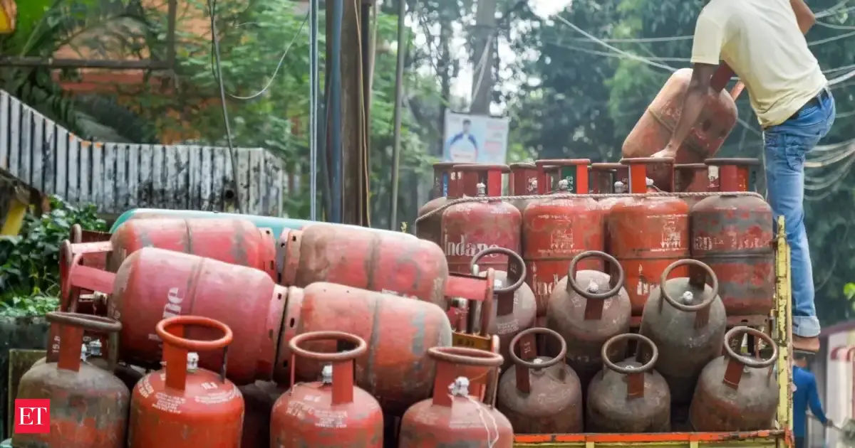 Commercial LPG: Kharge, Siddaramaiah call price rise a shocker to people on Labour Day