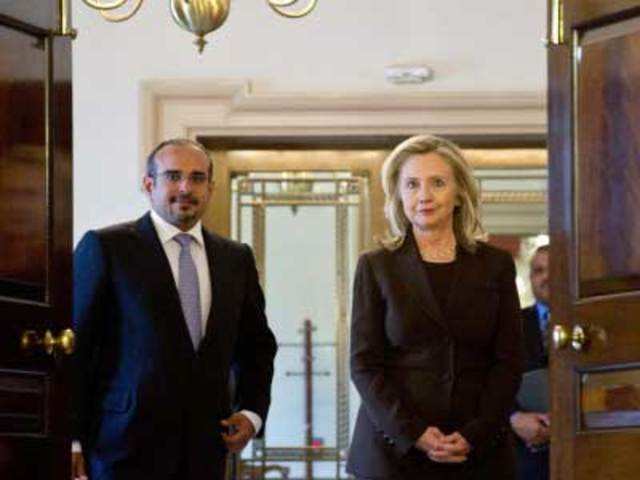 Hillary Clinton arrives with Crown Prince of Bahrain