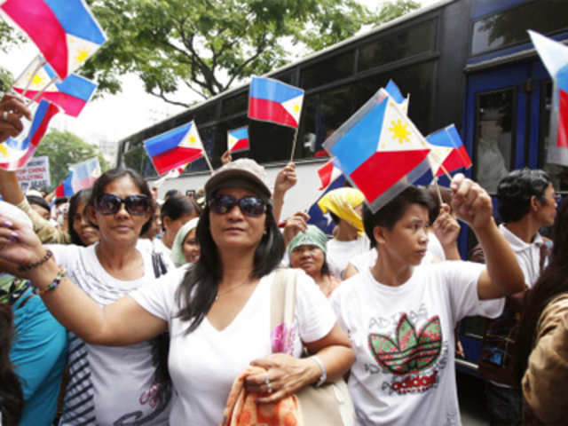 Filipinos march towards Chinese consulate in Manila